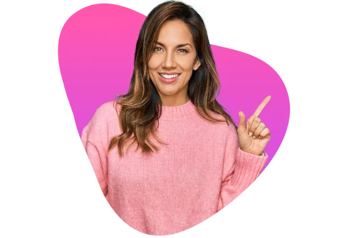 בחורה מחייכת